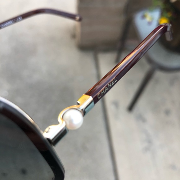 CHANEL pearl sunglasses with quilted case - Picture 7 of 8